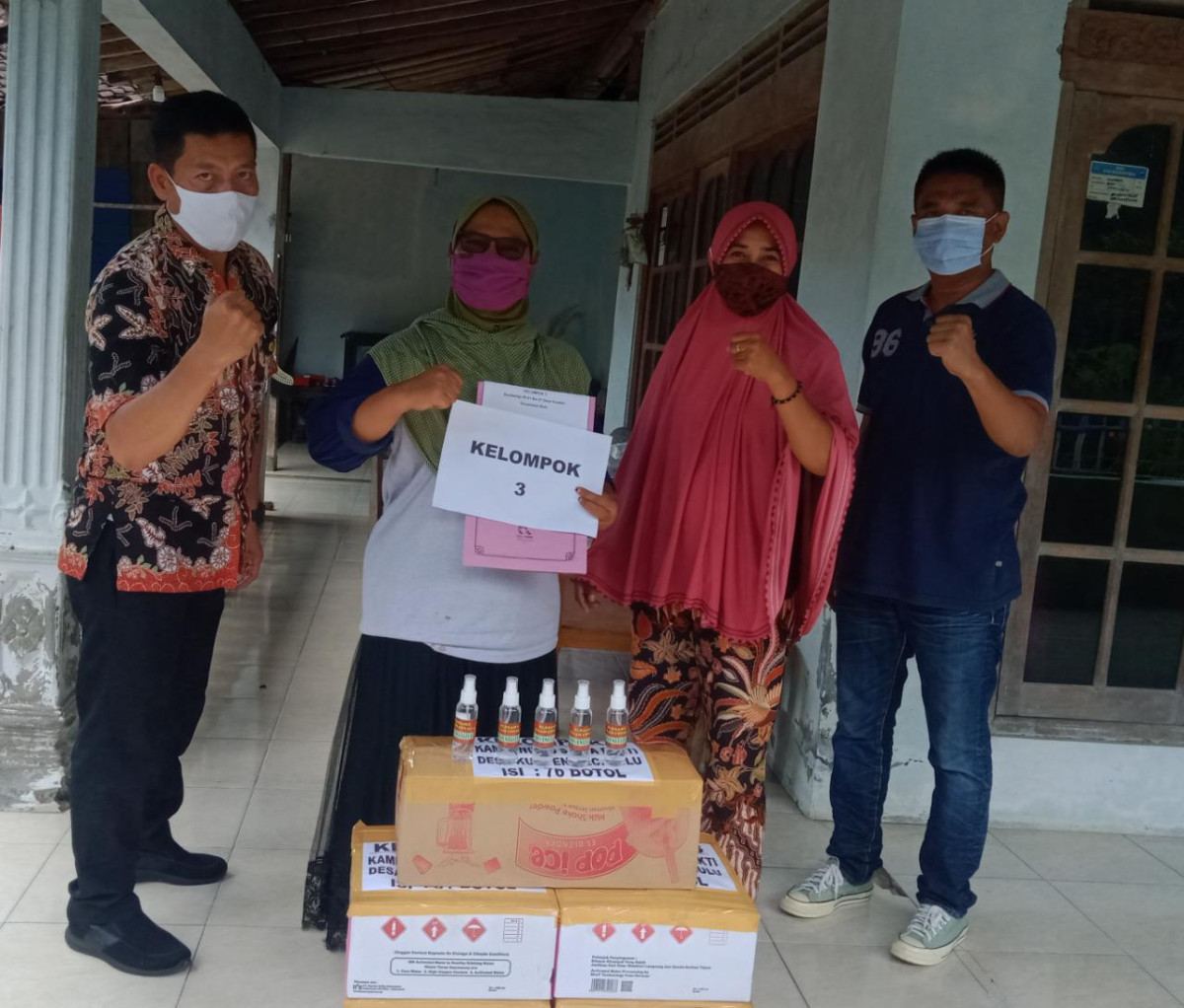 Membuat Handsanitaizer Bersama Warga Kampung KB Sapta Bakti